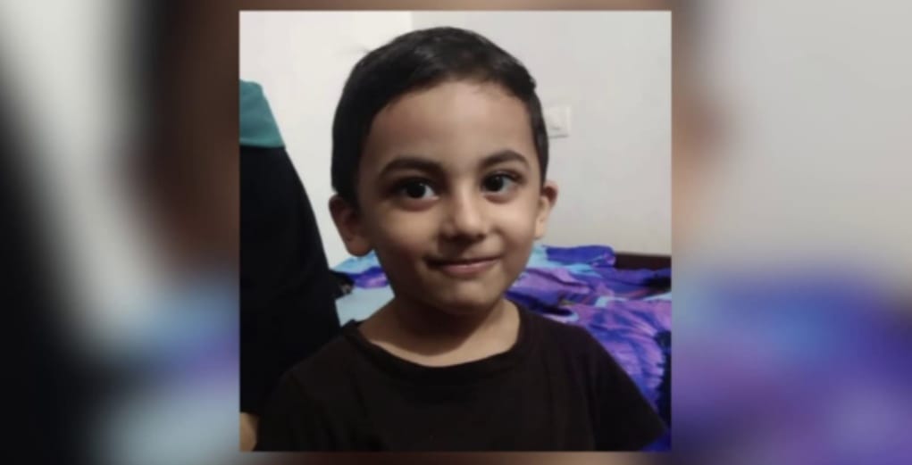 സഹോദരിയെ സ്കൂൾ വാനില്‍ നിന്ന് ഇറക്കാന്‍ പോയ മൂന്ന് വയസുകാരന് ദാരുണാന്ത്യം, അപകടം അമ്മയുടെ കണ്‍മുന്നില്‍