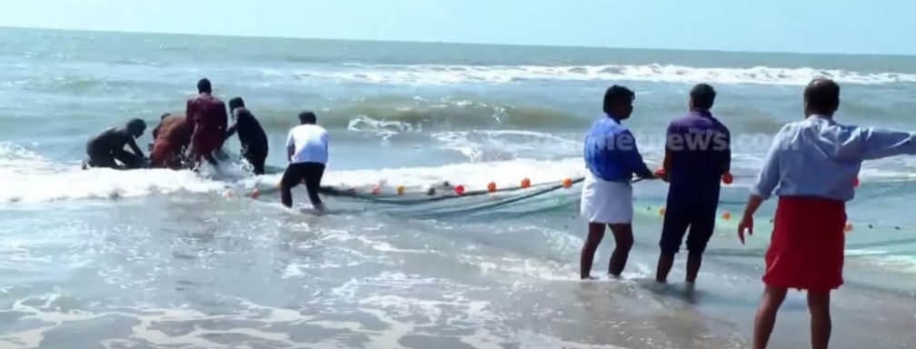 കണ്ണൂര്‍ പയ്യാമ്പലത്ത് കടലില്‍ കുളിക്കാനിറങ്ങിയ  സംഘം തിരയില്‍പ്പെട്ടു; മൂന്നുപേർക്ക് ദാരുണാന്ത്യം