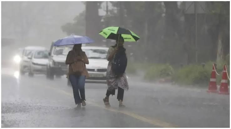 കരയിലും കടലിലും ന്യൂന മർദ്ദങ്ങൾ, വീണ്ടും മഴ ശക്തമാകുന്നു; കേരള തീരത്ത് കടലാക്രമണ സാധ്യത, കള്ളക്കടൽ മുന്നറിയിപ്പും