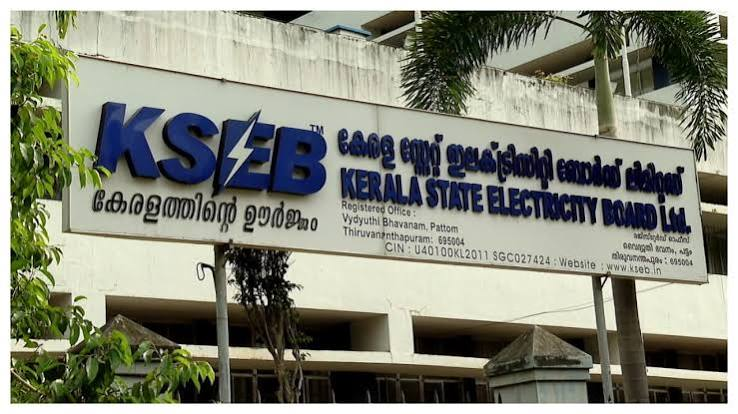 വൈദ്യുതി പ്രതിസന്ധിയിൽ നേരിട്ട് ഇടപെട്ട് മുഖ്യമന്ത്രി; വിദഗ്ധരുമായി ചർച്ച നടത്തി, ഉയർന്ന വിലയ്ക്ക് വൈദ്യുതി വാങ്ങാൻ ഒരുങ്ങി കെഎസ്ഇബി